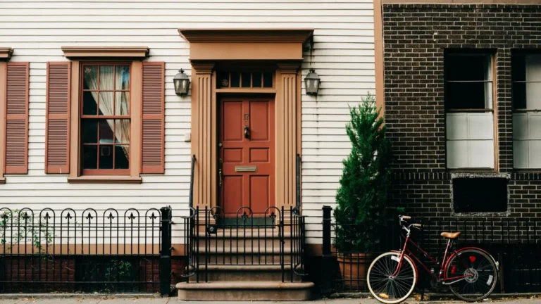 Mortgage Rate Calculator home loan example showing a residential house used for mortgage payment calculations